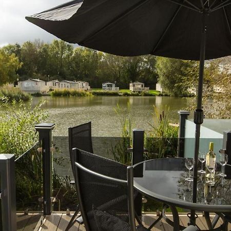 Mallard Lake South Cerney Buitenkant foto