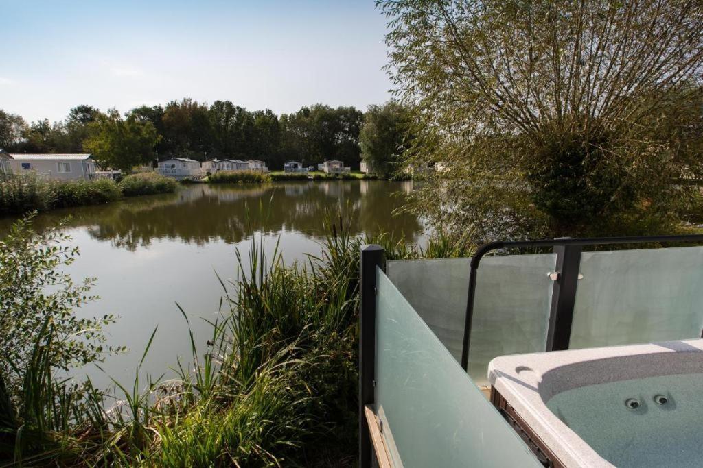 Mallard Lake South Cerney Buitenkant foto